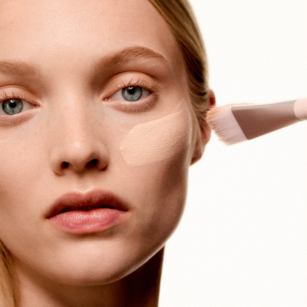kylie-cosmetics Skin Tint Brush 03